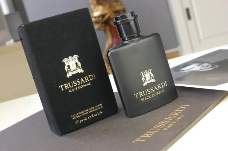 العطر الرجالي المميز "بلاك إكستريم" Black Extreme من تروساردي